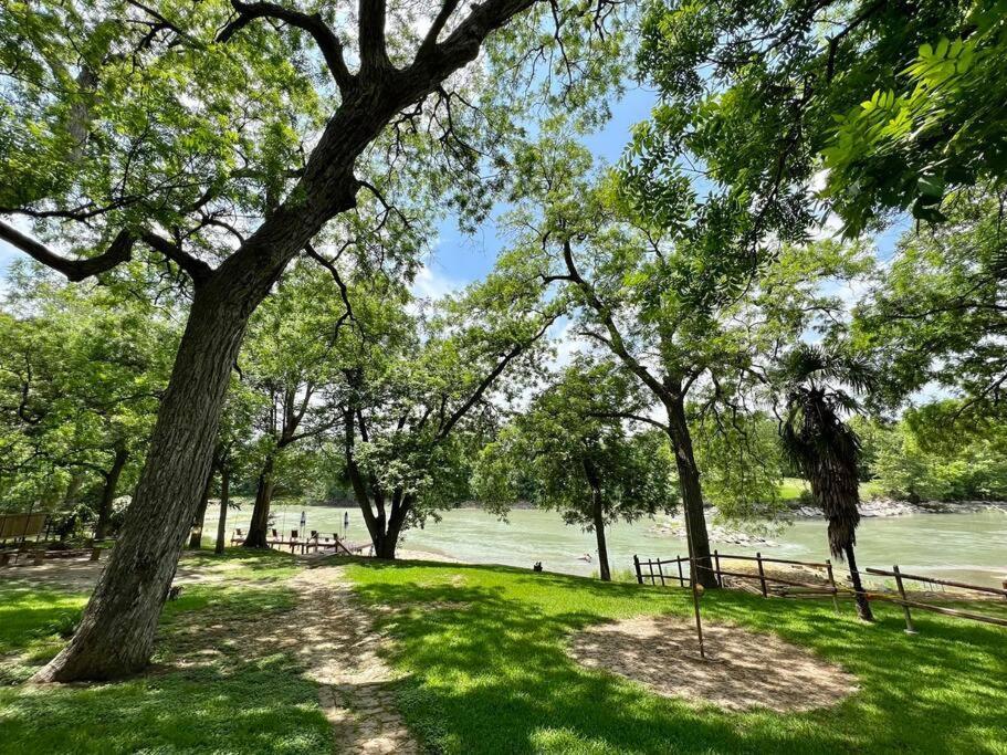 The River Haven - Sleeps 32 - On Guadalupe River 세강 외부 사진